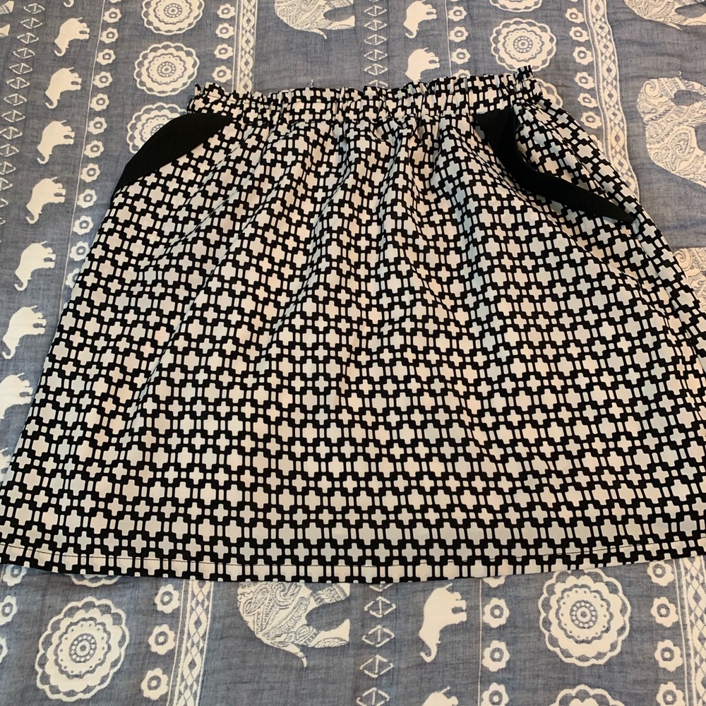 Francesca’s White Patterned Skirt with Pockets